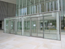 オフィスビル出入口