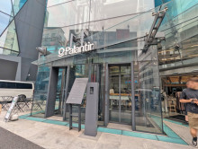 オフィスビル出入り口