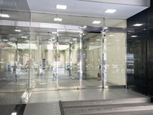 オフィスビル出入口