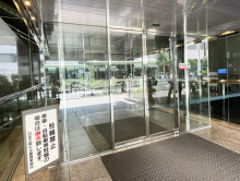 オフィスビル出入口