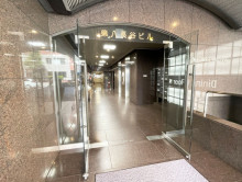 オフィスビル出入口