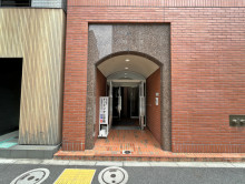 オフィスビル出入り口