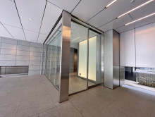 オフィスビル出入口