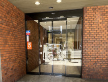 オフィスビル出入口