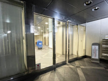 オフィスビル出入口