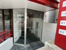 オフィスビル出入口