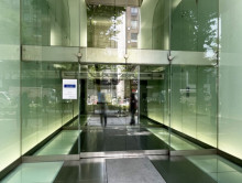 オフィスビル出入口