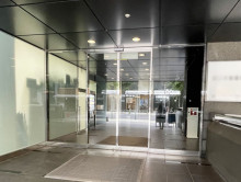 オフィスビル出入口