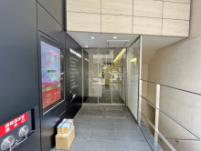 オフィスビル出入り口