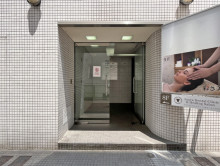 オフィスビル出入り口