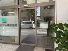 オフィスビル出入り口