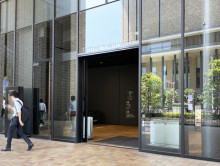 オフィスビル出入口