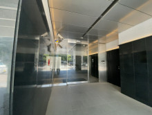 オフィスビル出入口