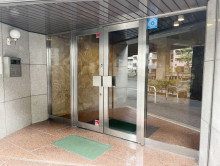 オフィスビル出入り口