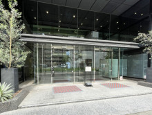 オフィスビル出入口