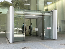 オフィスビル出入口