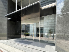 オフィスビル出入口