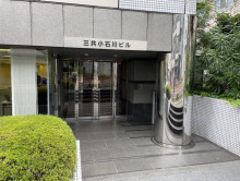 オフィスビル出入口