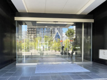 オフィスビル出入口