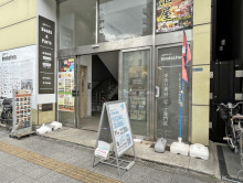 オフィスビル出入り口