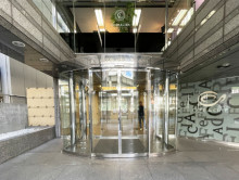 オフィスビル出入口