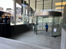 オフィスビル出入口