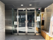 オフィスビル出入口