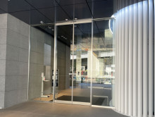 オフィスビル出入口