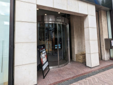 オフィスビル出入口