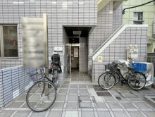 オフィスビル出入り口