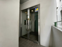 オフィスビル出入口