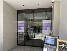 オフィスビル出入口