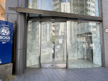 オフィスビル出入口