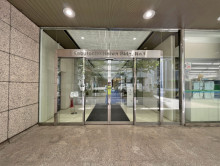 オフィスビル出入口