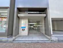 オフィスビル出入り口