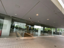 オフィスビル出入口