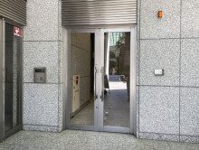 オフィスビル出入口