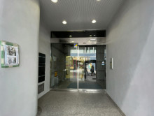 オフィスビル出入口