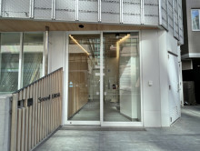 オフィスビル出入り口