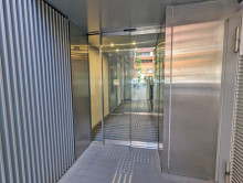 オフィスビル出入口