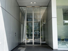 オフィスビル出入口