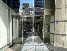 オフィスビル出入口