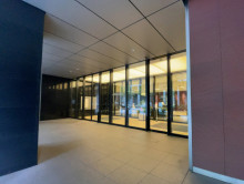 オフィスビル出入口