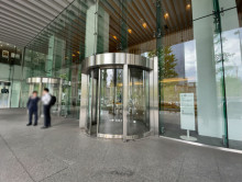 オフィスビル出入口