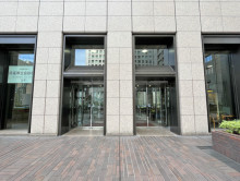 オフィスビル出入り口