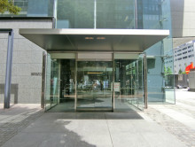 オフィスビル出入り口