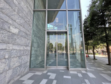 オフィスビル出入り口