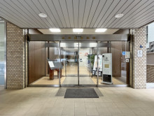 オフィスビル出入り口