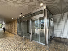 オフィスビル出入口