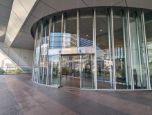 オフィスビル出入口